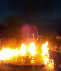 Kecak_fire_monkey_dance_uluwatu_temple