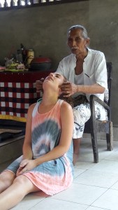 Bali_healer_balian