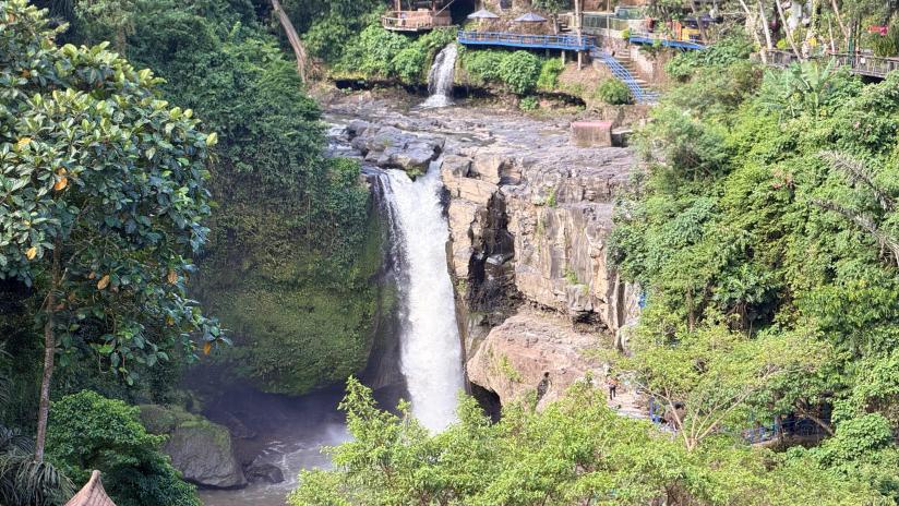 Tegenungan_waterfall